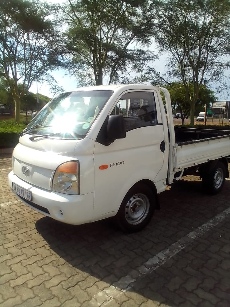 Hyundai 2,6i Diesel, 2006 model @195 000km. Contact 079 948 0703