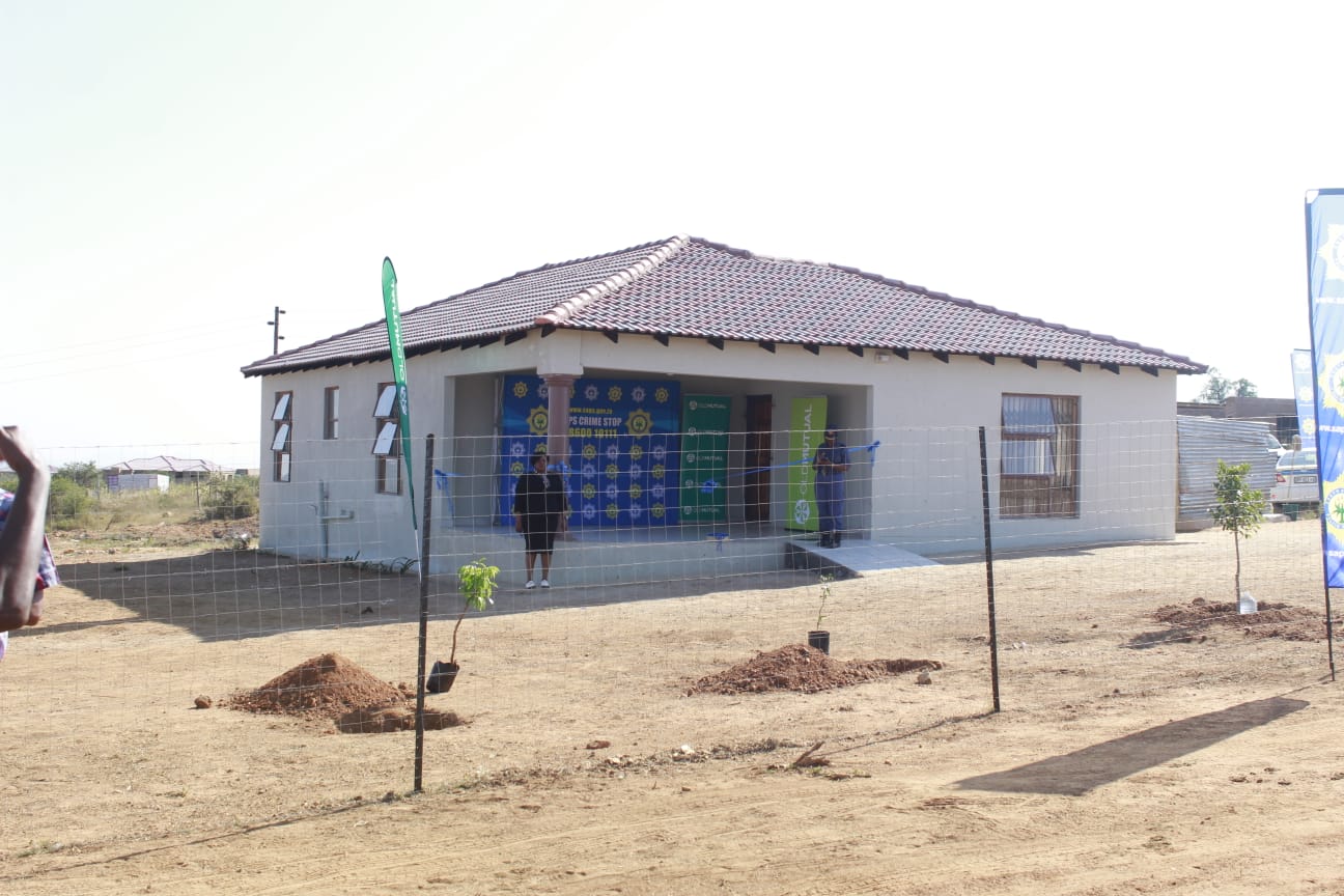 SAPS OFFICIALLY HANDS OVER A NEWLY BUILT HOUSE TO A DESTITUTE FAMILY IN LIMPOPO