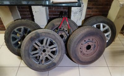 THREE SUSPECTS FOUND IN POSSESSION OF SUSPECTED STOLEN TYRES ARRESTED IN MOOKGOPHONG