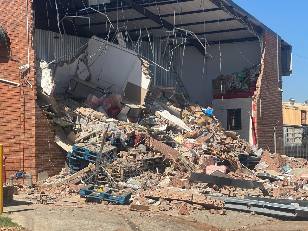 The collapsed building that claimed the life of a shop worker at Mankweng, east of Polokwane in Limpopo, is non complaint with the regulations. Polokwane executive mayor John Mpe said so while visiting the scene and the bereaved family of the deceased worker Paulina Letsoala.