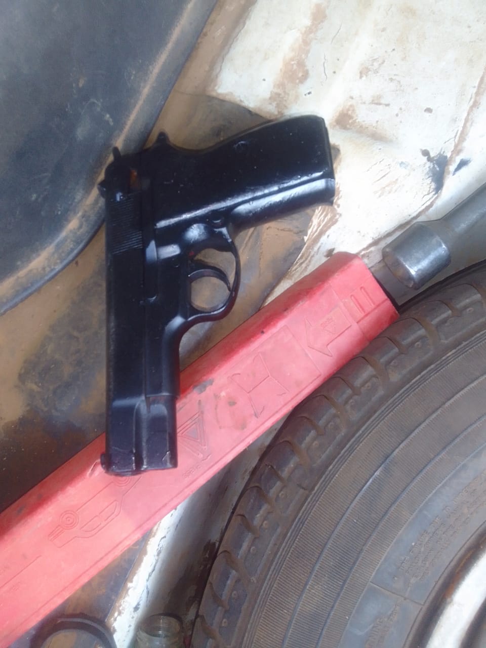 POLICE ARREST 39-YEAR-OLD SUSPECT FOR POSSESSION OF AN UNLICENSED FIREARM AND AMMUNITION IN MALAMULELE