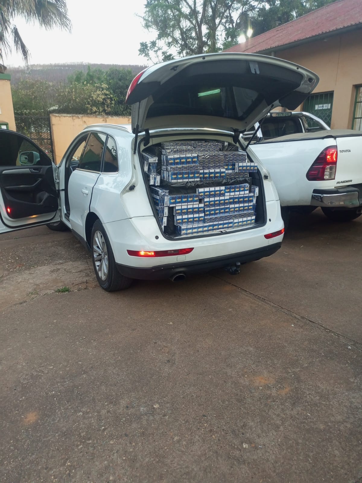 FOREIGN NATIONAL SUSPECT INTERCEPTED IN MODJADJISKLOOF TRANSPORTING OVER R100,000 WORTH OF ILLICIT CIGARETTES