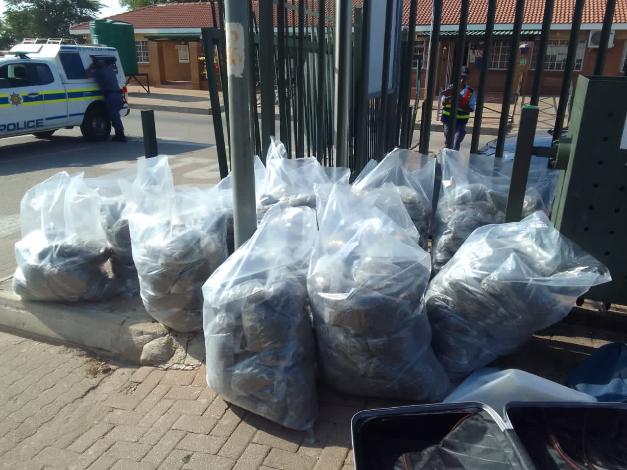 TWO FOREIGN NATIONALS ARRESTED WITH DAGGA WORTH OVER R79000,00 NEAR BEITBRIDGE PORT OF ENTRY