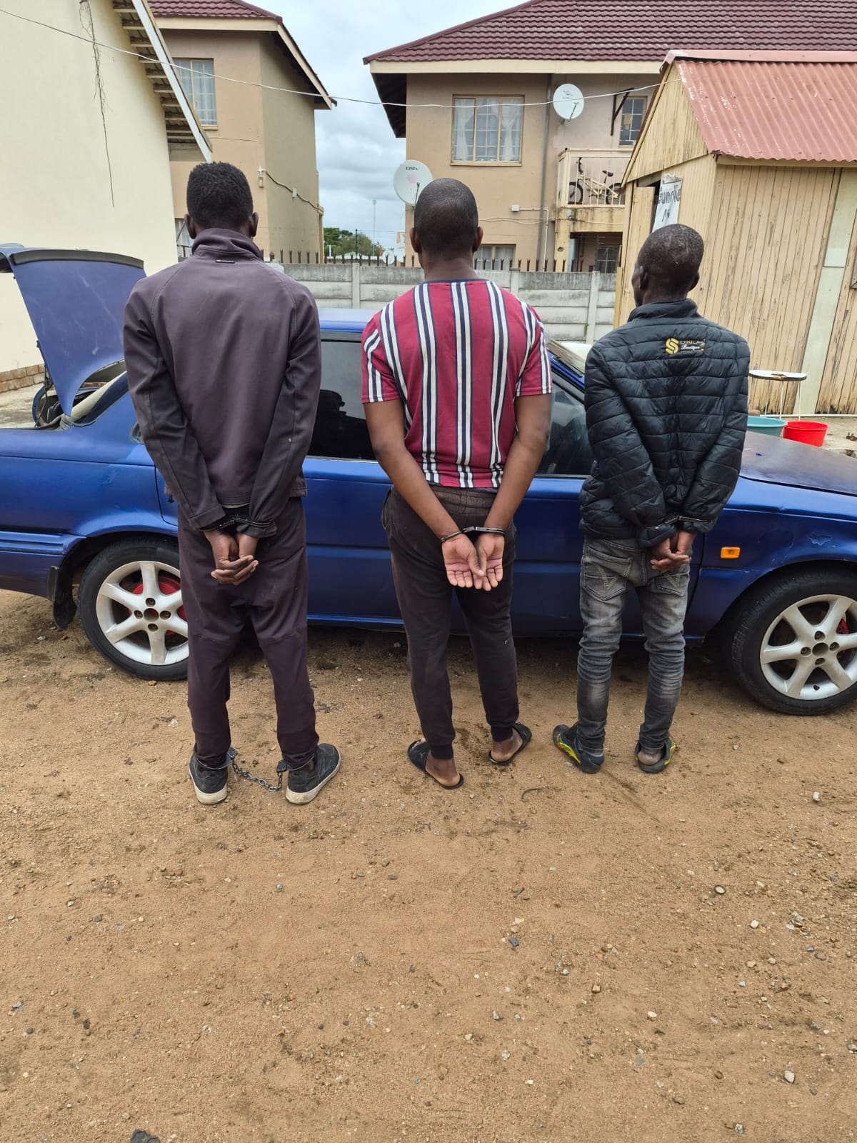 LIMPOPO POLICE SMASH CROSS-BORDER VEHICLE THEFT SYNDICATE FOLLOWING FIVE MOZAMBICAN NATIONALS ARRESTED AND STOLEN VEHICLES RECOVERED